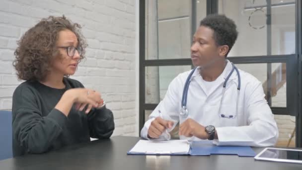 非洲医生与病人讨论健康问题 写医学 — 图库视频影像