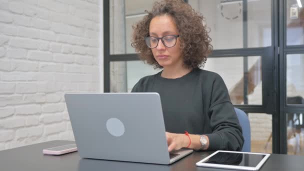 Spansktalande Kvinna Som Arbetar Laptop Office — Stockvideo