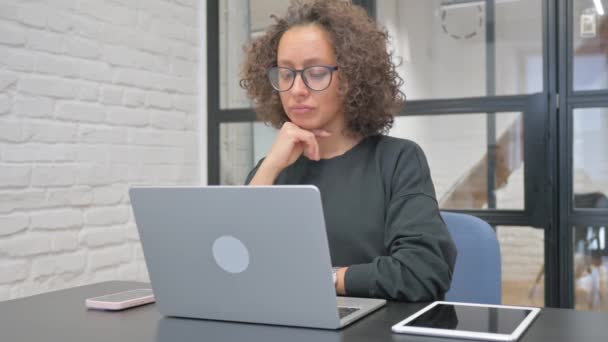 Hispanik Woman Brainstorming Reading Laptop Screen — Stok Video