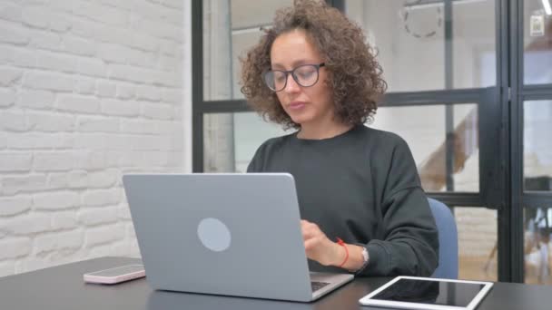 Βήχας Ισπανίδα Γυναίκα Χρησιμοποιώντας Laptop Στο Γραφείο — Αρχείο Βίντεο