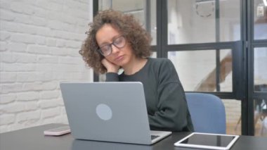 Dizüstü bilgisayarın önünde oturan yorgun İspanyol Kadın