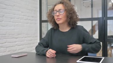 İspanyol Kadın ayağa kalkmaya çalışırken Sırt Yorgunluğu ve Ağrısı çekiyor