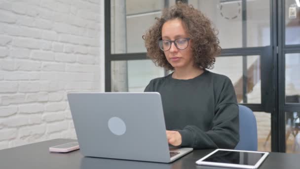Mulher Hispânica Saindo Escritório Depois Trabalhar Laptop — Vídeo de Stock