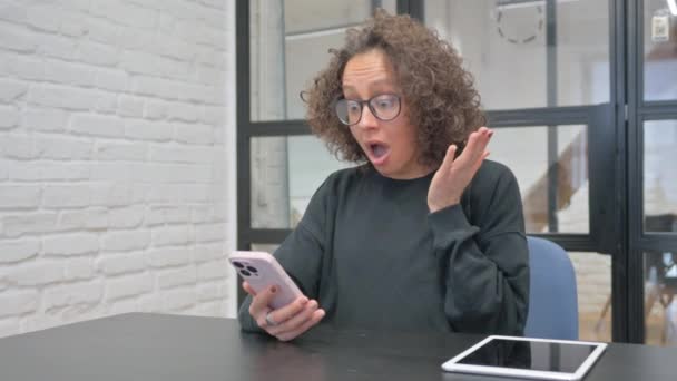 Hispanic Woman Shocked Online Trading Loss Phone Office — Stock Video