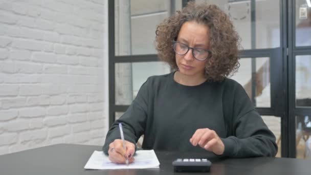 Ισπανίδα Γυναίκα Κάνει Τον Υπολογισμό Της Γραφειοκρατίας Στο Γραφείο — Αρχείο Βίντεο