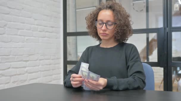 Испанская Женщина Считает Деньги Офисе — стоковое видео