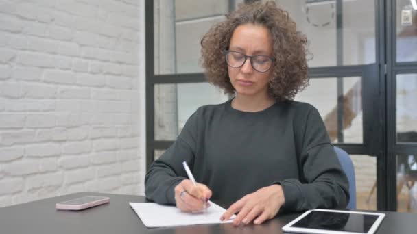 Hispanic Woman Writing While Work — Stock Video
