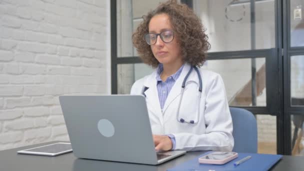 Médica Hispânica Trabalhando Laptop Escritório — Vídeo de Stock