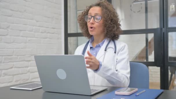 Spansktalande Kvinnlig Doktor Talar Med Patient Videokonferens — Stockvideo