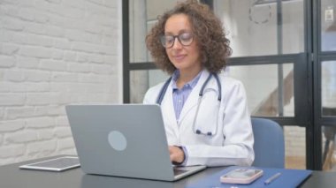 Klinikte Başparmaklarını Gösteren İspanyol Kadın Doktor