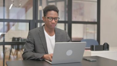 Afrika kökenli Amerikalı Adam Ofiste Yorgunluk ve Acı çekiyor