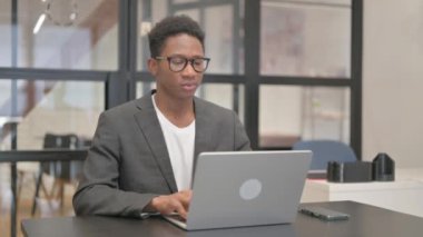 Afrikalı Amerikalı Adam Boyun Yorgunluğu ve Ofiste Ağrısı Var