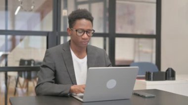 Afrika kökenli Amerikalı Adam Diş Ağrısı çekiyor