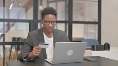 Çevrimiçi Bankacılık Sorunları Olan Afrikalı Amerikalı Adam