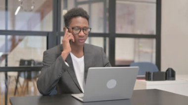 Afrika kökenli Amerikalı adam telefonda konuşurken