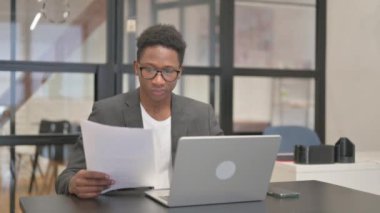 Laptop ve Belgeleri Çalışırken Kutlama Yapan Afrikalı Amerikalı Adam