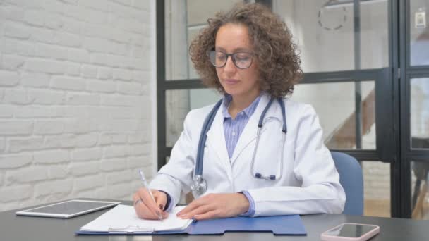 Hispanik Female Doctor Writing Medical Documents — Stok Video