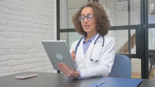 Hispanic Female Doctor Doing Video Chat Tablet — Stock Video