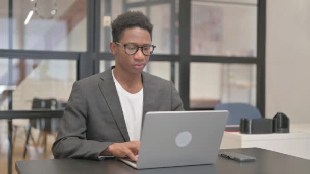 仕事で頭痛がするアフリカ系アメリカ人男性 — ストック動画