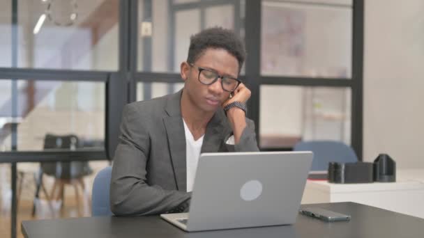 Müder Afroamerikaner Schläft Vor Laptop — Stockvideo