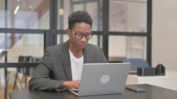 在笔记本电脑上丢失的非裔美国人 — 图库视频影像