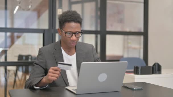 アフリカ系アメリカ人が仕事でオンラインバンキングを楽しむ — ストック動画