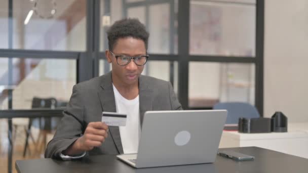 オンラインバンキングの問題を持つアフリカ系アメリカ人男性 — ストック動画