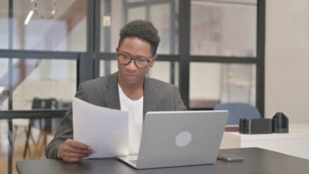 非洲裔美国人在工作中阅读合同时感到沮丧 — 图库视频影像