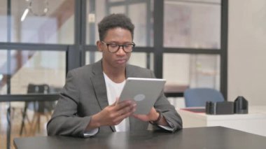 Ofiste Dijital Tablet kullanan Afrikalı Amerikalı Adam