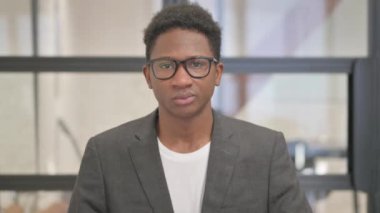 Gülümseyen Afro-Amerikan Adam Portresi