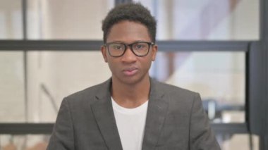 Başparmakları Aşağı İnen Afrikalı Amerikalı Adam Portresi