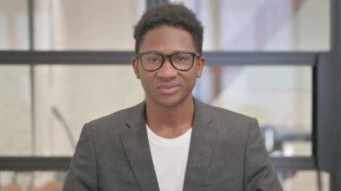 Afrikalı İşadamı 'nın portresi Merhaba demek için el sallıyor