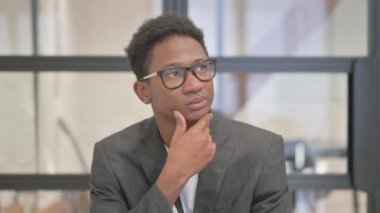 Yeni Bir Fikir Düşünen Afro-Amerikan Adamın Portresi