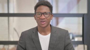 Kamerayı gösteren Afrikalı Amerikalı Adam Portresi