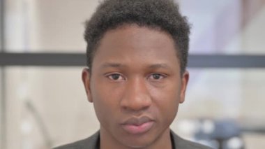 Ciddi Afrikalı Adam Yüzü 'ne yakın çekim