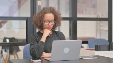 Beyin Fırtınası Karışık Yarış Kadını Dizüstü bilgisayar ekranında okuyor