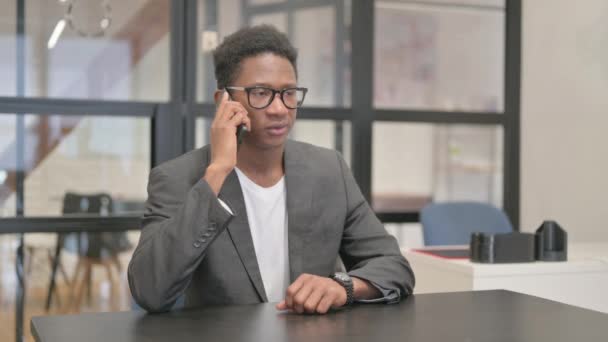 アフリカ系アメリカ人男性オフィスで電話で話す — ストック動画