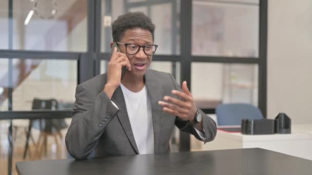 怒っているアフリカ系アメリカ人が電話で話す — ストック動画