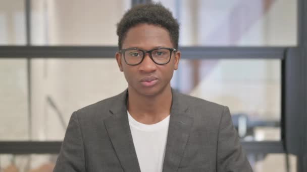 Porträtt Afroamerikansk Man Med Tummen Ner — Stockvideo