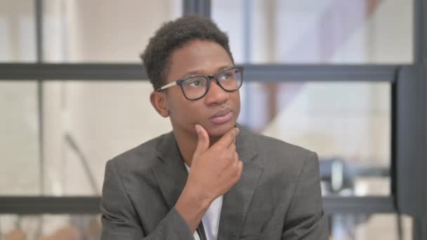 Ritratto Uomo Afroamericano Pensieroso Che Pensa Una Nuova Idea — Video Stock