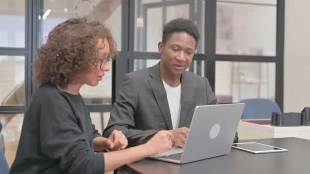 Multi Companheiros Equipe Étnica Trabalhando Laptop — Vídeo de Stock