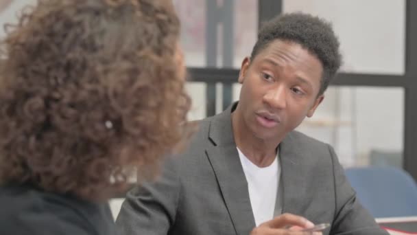 Close Homem Africano Conversando Com Companheiro Equipe Criativo — Vídeo de Stock