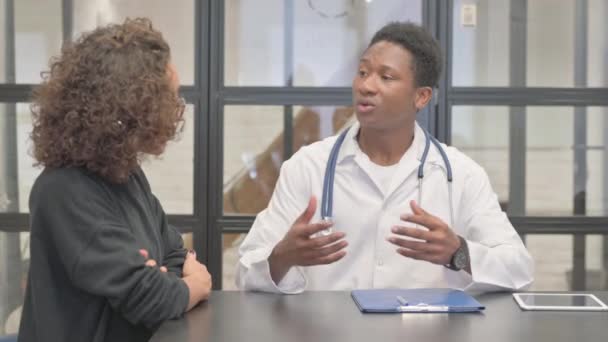Médico Africano Conversando Com Jovem Hispânica — Vídeo de Stock
