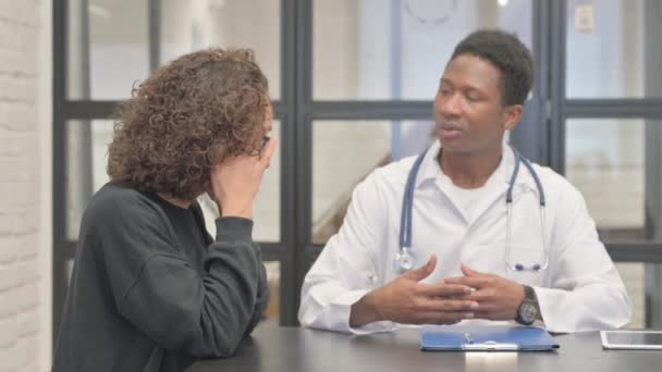 Mulher Hispânica Com Dor Cabeça Conversando Com Médico Africano — Vídeo de Stock