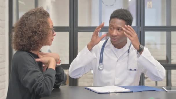 非洲医生与病人讨论健康问题 — 图库视频影像