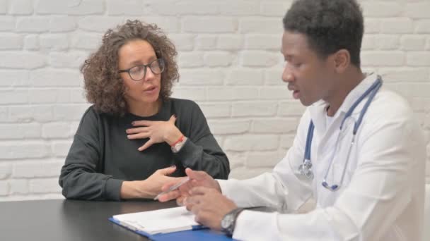 Sjuk Latinamerikansk Kvinna Pratar Med Afrikansk Doktor — Stockvideo
