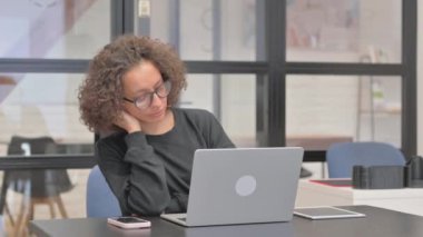 Laptopun önünde oturan Uyuyan Karışık Irk Kadını