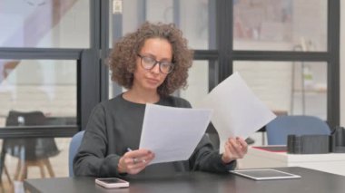 Ofiste Karışık Irk Kadını Okuma Belgeleri