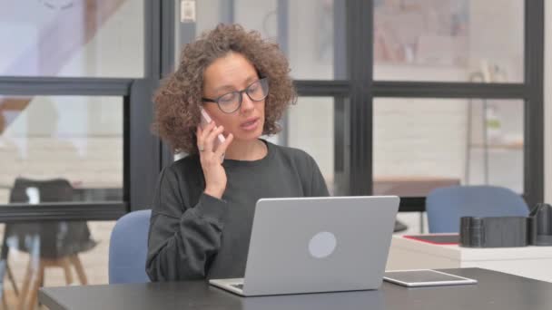 混合种族妇女在工作中的电话交谈 — 图库视频影像