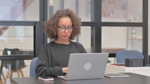 Perempuan Ras Campuran Tutup Laptop Dan Pulang — Stok Video